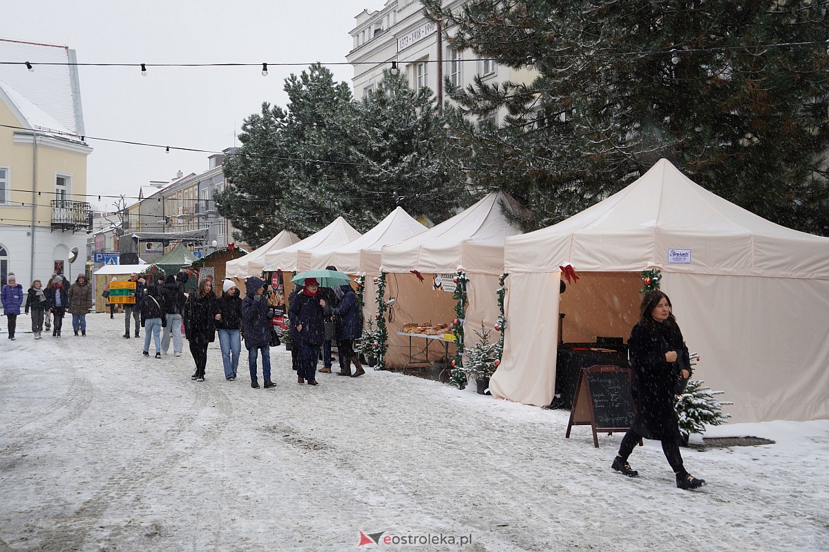 I Kurpiowski Jarmark Bożonarodzeniowy w Ostrołęce - występy przedszkolaków [07.12.2023] - zdjęcie #3 - eOstroleka.pl