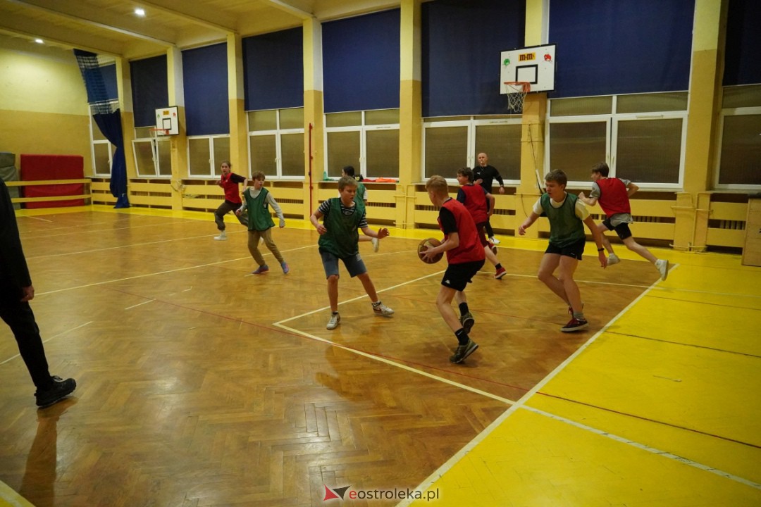 Koszykarski klimat w SP 1 [07.12.2023] - zdjęcie #1 - eOstroleka.pl