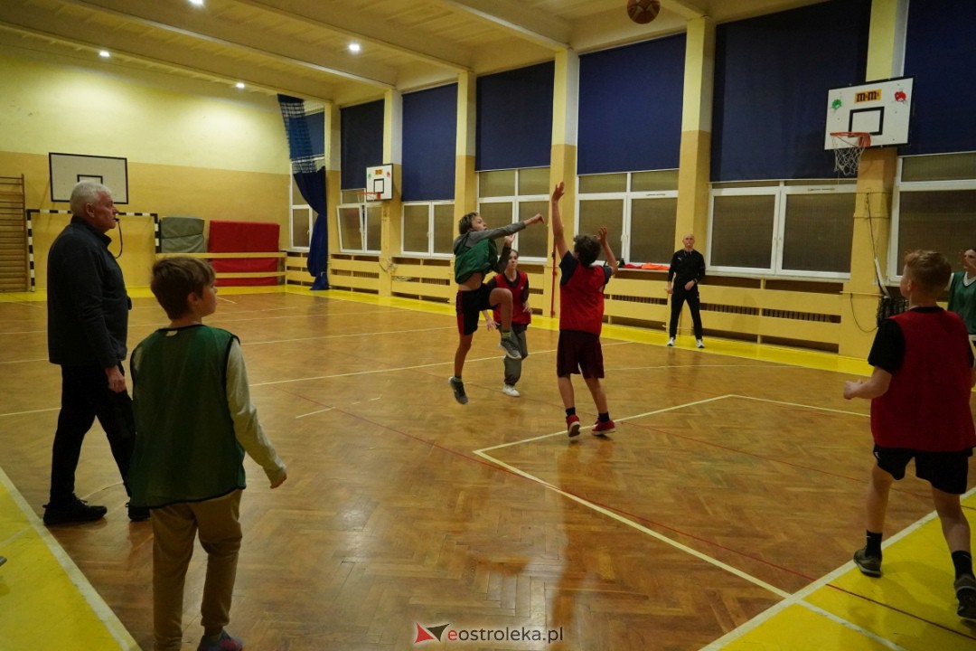 Koszykarski klimat w SP 1 [07.12.2023] - zdjęcie #124 - eOstroleka.pl