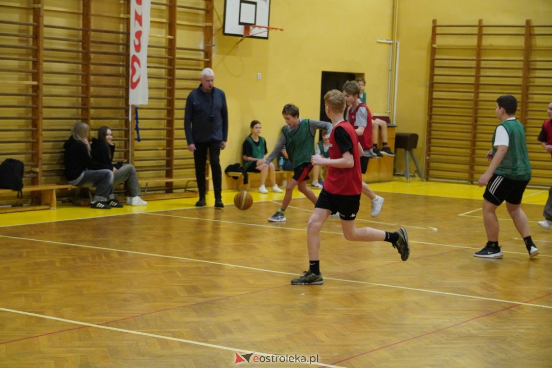 Koszykarski klimat w SP 1 [07.12.2023] - zdjęcie #96 - eOstroleka.pl