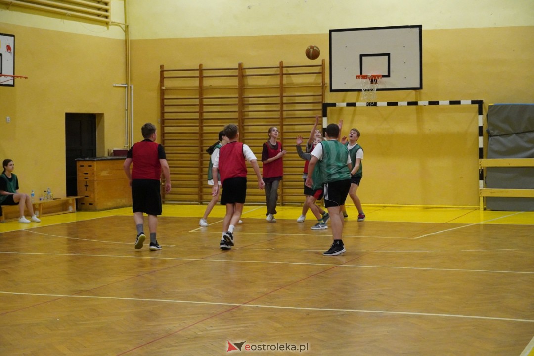 Koszykarski klimat w SP 1 [07.12.2023] - zdjęcie #86 - eOstroleka.pl