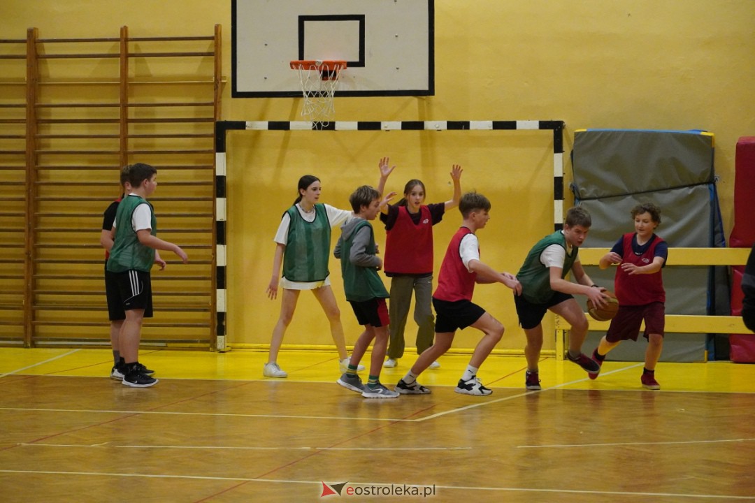 Koszykarski klimat w SP 1 [07.12.2023] - zdjęcie #84 - eOstroleka.pl