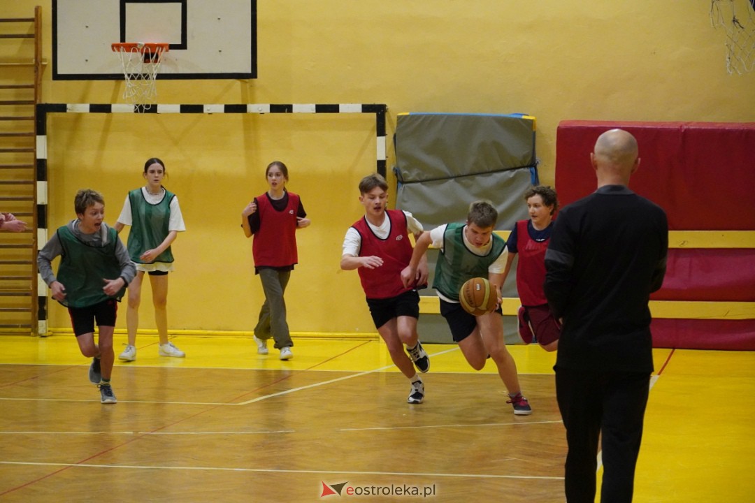 Koszykarski klimat w SP 1 [07.12.2023] - zdjęcie #83 - eOstroleka.pl