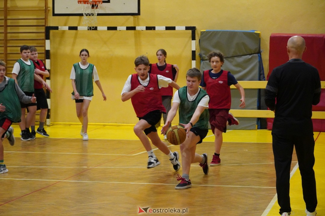 Koszykarski klimat w SP 1 [07.12.2023] - zdjęcie #82 - eOstroleka.pl