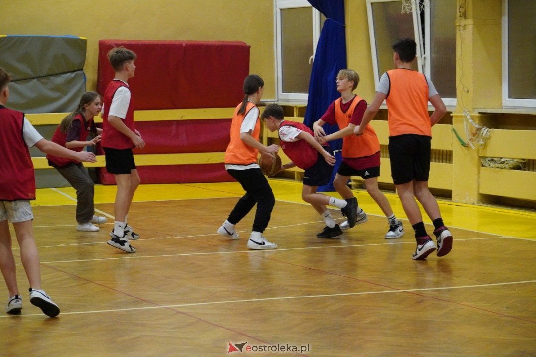 Koszykarski klimat w SP 1 [07.12.2023] - zdjęcie #78 - eOstroleka.pl