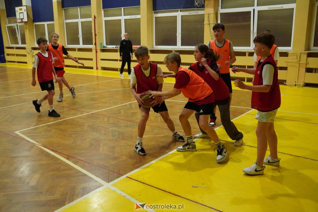 Koszykarski klimat w SP 1 [07.12.2023] - zdjęcie #72 - eOstroleka.pl