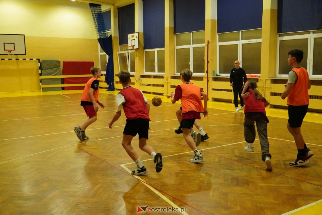 Koszykarski klimat w SP 1 [07.12.2023] - zdjęcie #70 - eOstroleka.pl