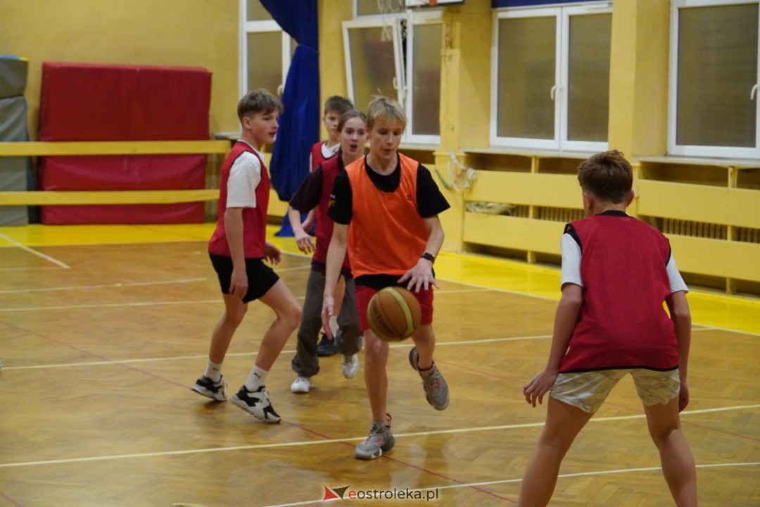 Koszykarski klimat w SP 1 [07.12.2023] - zdjęcie #69 - eOstroleka.pl