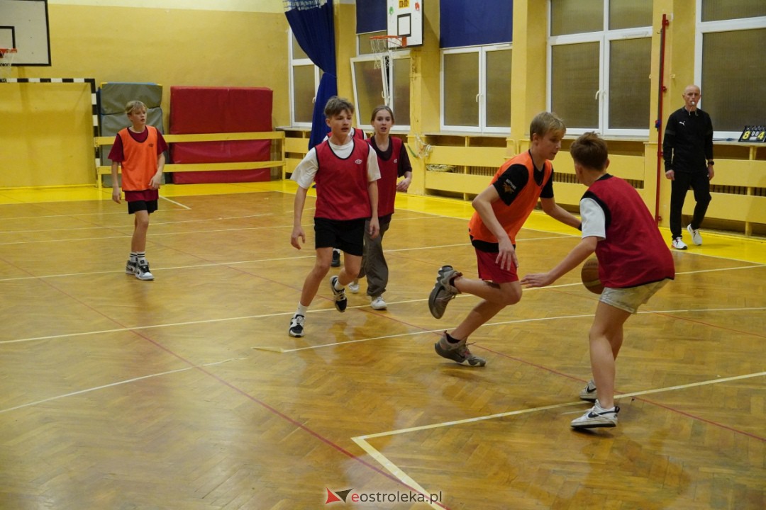 Koszykarski klimat w SP 1 [07.12.2023] - zdjęcie #68 - eOstroleka.pl