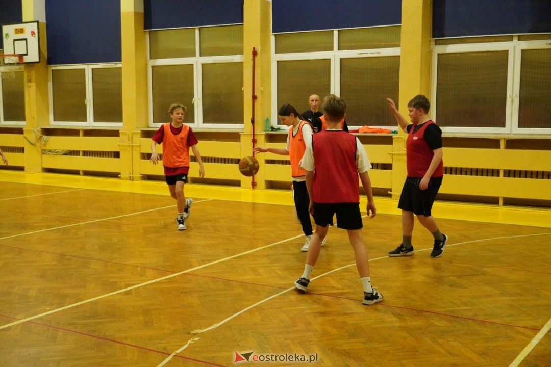 Koszykarski klimat w SP 1 [07.12.2023] - zdjęcie #60 - eOstroleka.pl