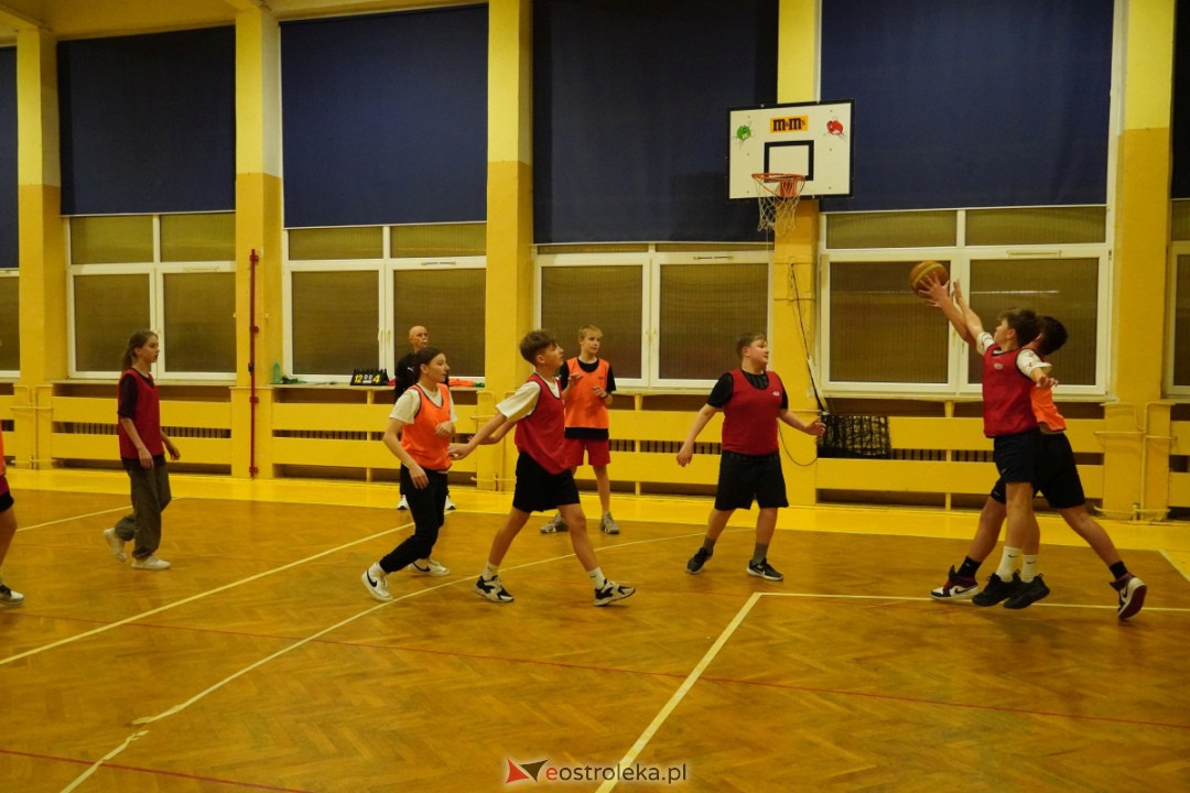 Koszykarski klimat w SP 1 [07.12.2023] - zdjęcie #59 - eOstroleka.pl