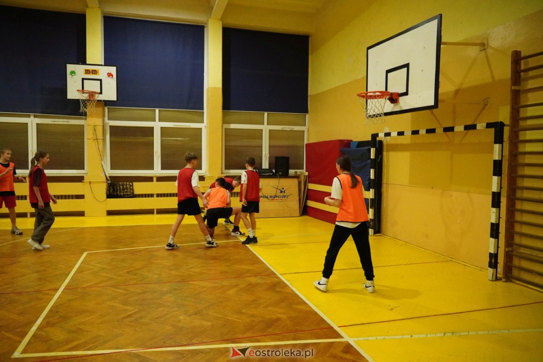 Koszykarski klimat w SP 1 [07.12.2023] - zdjęcie #58 - eOstroleka.pl