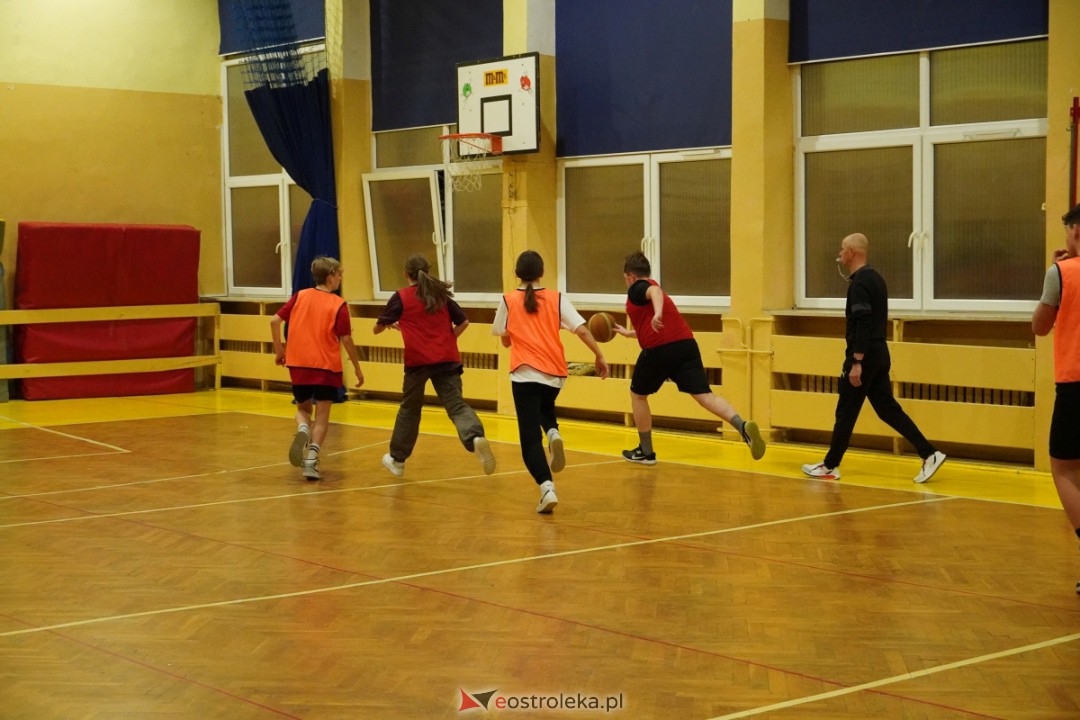 Koszykarski klimat w SP 1 [07.12.2023] - zdjęcie #55 - eOstroleka.pl