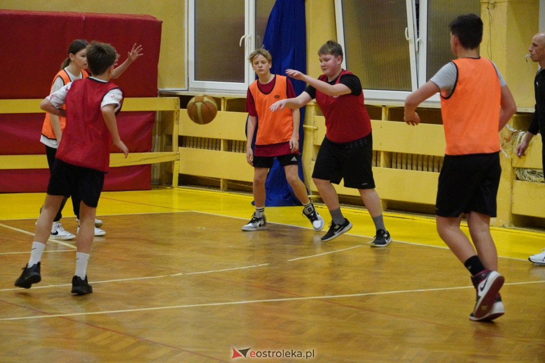 Koszykarski klimat w SP 1 [07.12.2023] - zdjęcie #54 - eOstroleka.pl