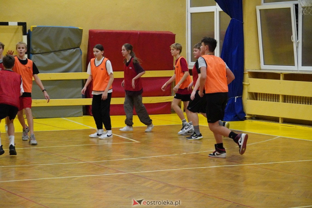 Koszykarski klimat w SP 1 [07.12.2023] - zdjęcie #53 - eOstroleka.pl