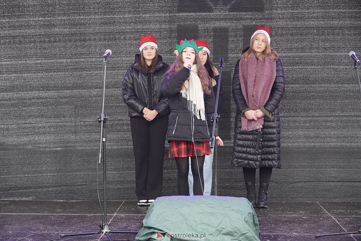 I Kurpiowski Jarmark Bożonarodzeniowy w Ostrołęce - występy uczniów ostrołęckich szkół [07.12.2023] - zdjęcie #88 - eOstroleka.pl