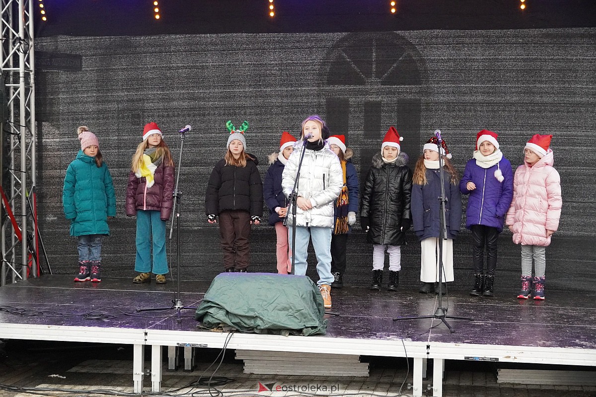 I Kurpiowski Jarmark Bożonarodzeniowy w Ostrołęce - występy uczniów ostrołęckich szkół [07.12.2023] - zdjęcie #80 - eOstroleka.pl