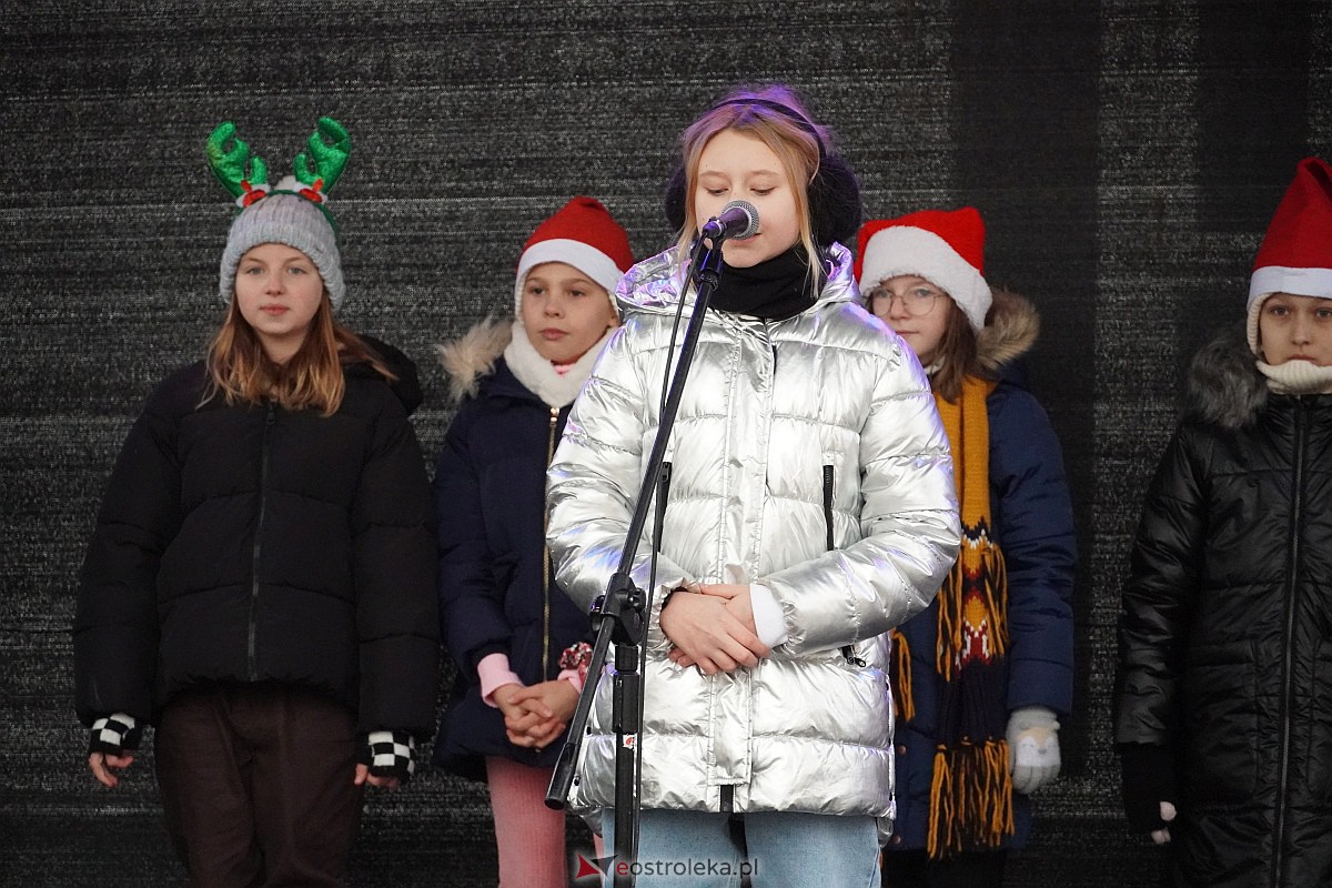 I Kurpiowski Jarmark Bożonarodzeniowy w Ostrołęce - występy uczniów ostrołęckich szkół [07.12.2023] - zdjęcie #79 - eOstroleka.pl