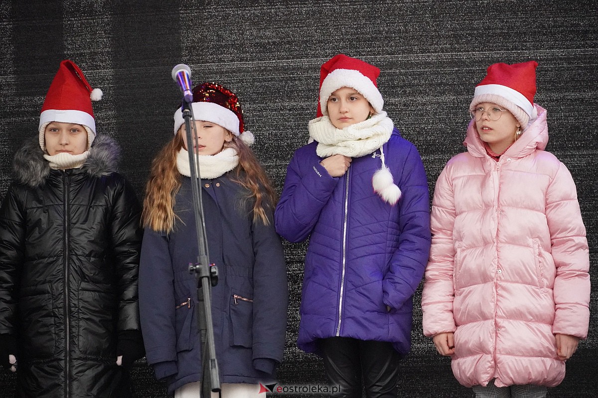 I Kurpiowski Jarmark Bożonarodzeniowy w Ostrołęce - występy uczniów ostrołęckich szkół [07.12.2023] - zdjęcie #77 - eOstroleka.pl