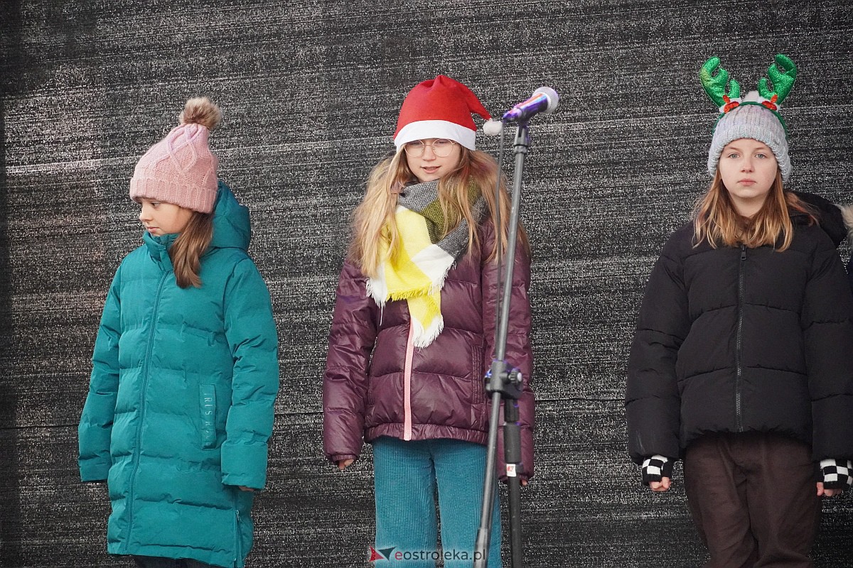 I Kurpiowski Jarmark Bożonarodzeniowy w Ostrołęce - występy uczniów ostrołęckich szkół [07.12.2023] - zdjęcie #75 - eOstroleka.pl