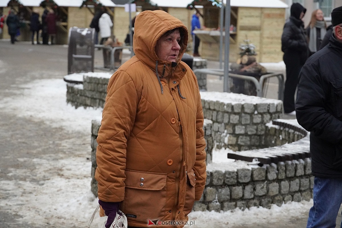 I Kurpiowski Jarmark Bożonarodzeniowy w Ostrołęce - występy uczniów ostrołęckich szkół [07.12.2023] - zdjęcie #71 - eOstroleka.pl