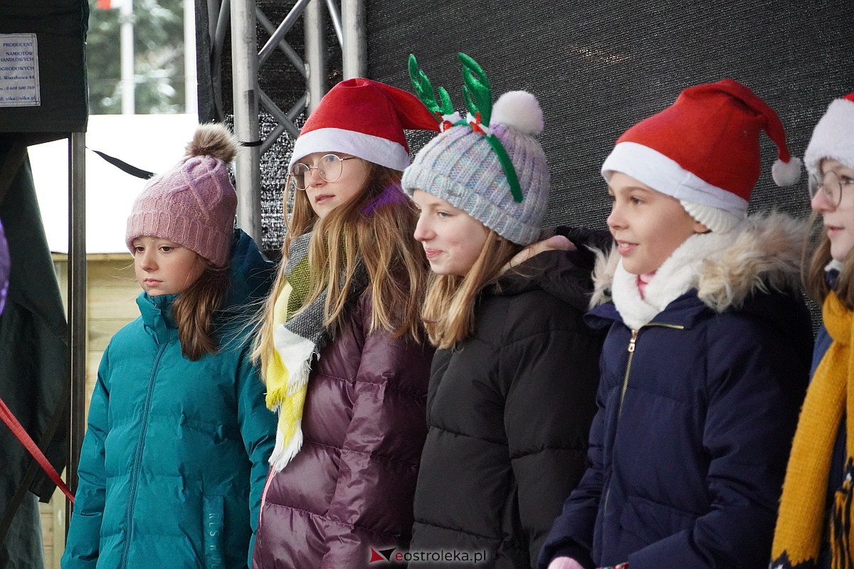 I Kurpiowski Jarmark Bożonarodzeniowy w Ostrołęce - występy uczniów ostrołęckich szkół [07.12.2023] - zdjęcie #69 - eOstroleka.pl