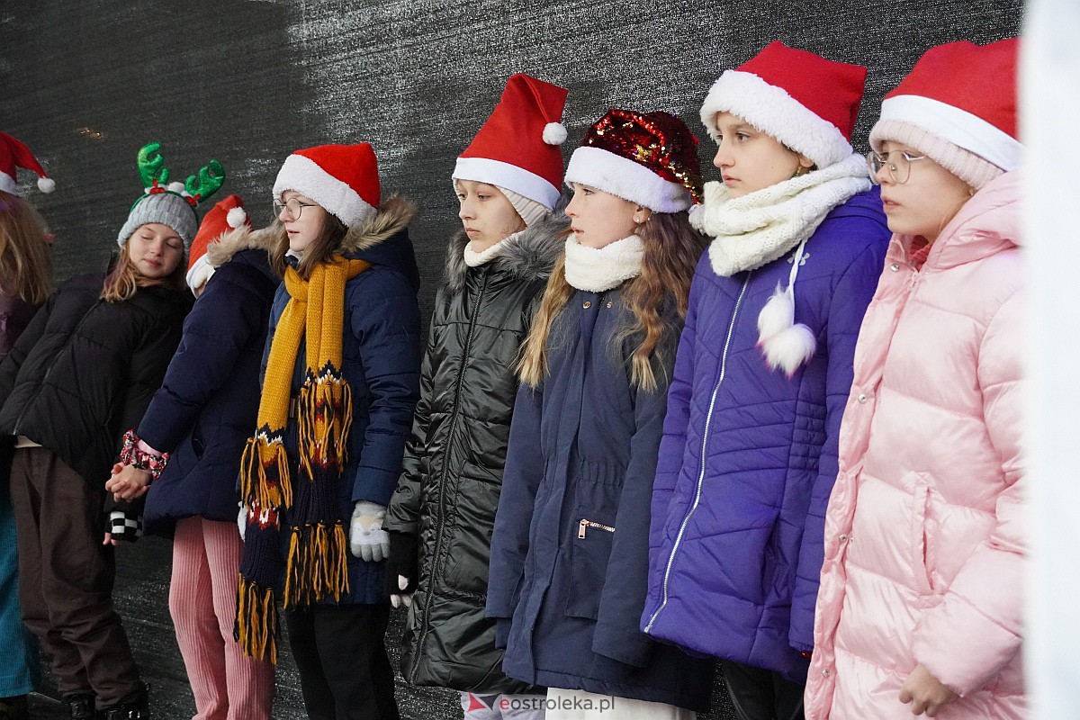 I Kurpiowski Jarmark Bożonarodzeniowy w Ostrołęce - występy uczniów ostrołęckich szkół [07.12.2023] - zdjęcie #68 - eOstroleka.pl