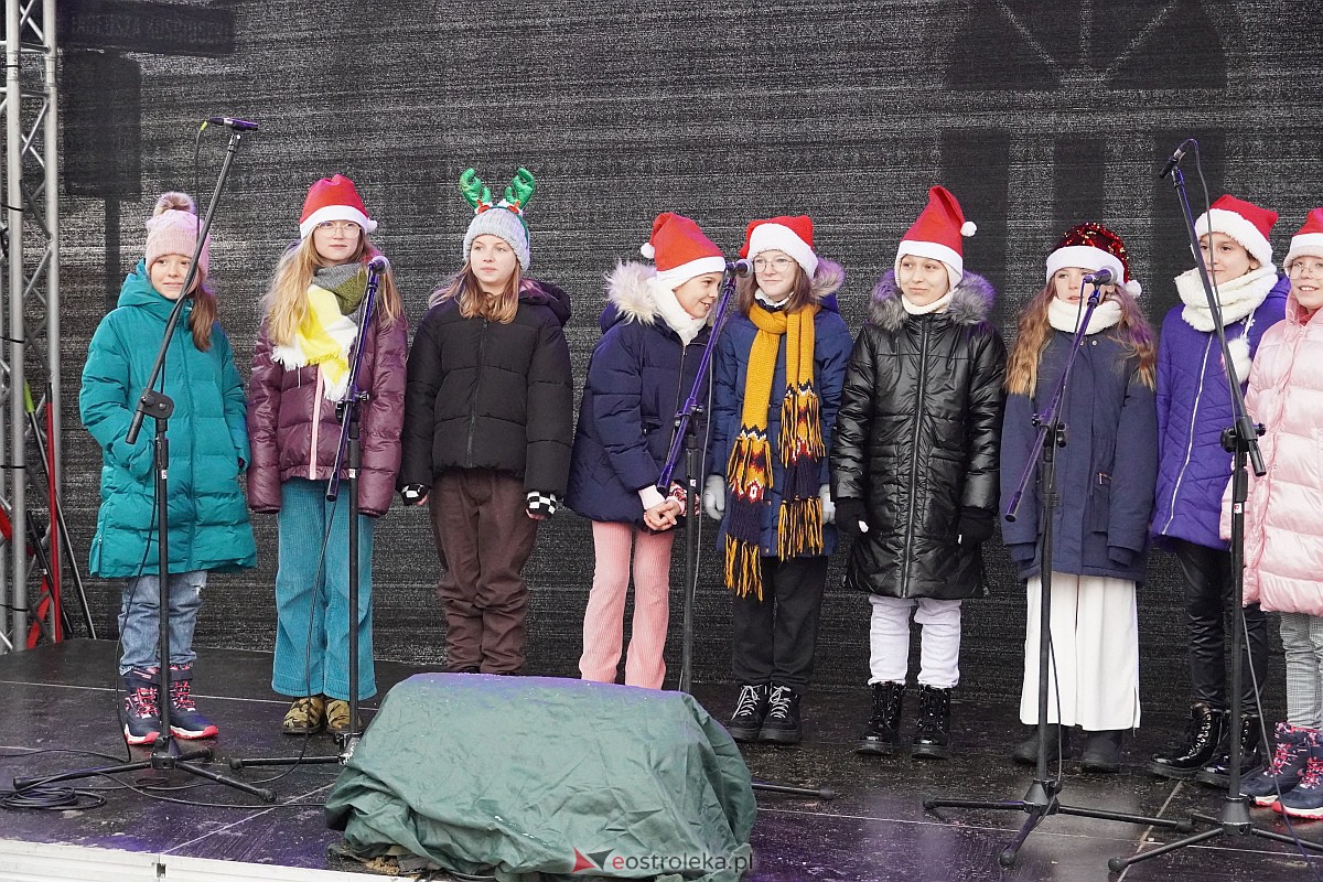 I Kurpiowski Jarmark Bożonarodzeniowy w Ostrołęce - występy uczniów ostrołęckich szkół [07.12.2023] - zdjęcie #67 - eOstroleka.pl