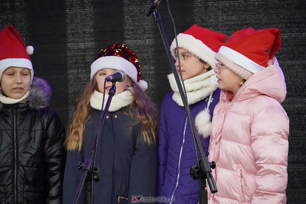 I Kurpiowski Jarmark Bożonarodzeniowy w Ostrołęce - występy uczniów ostrołęckich szkół [07.12.2023] - zdjęcie #64 - eOstroleka.pl