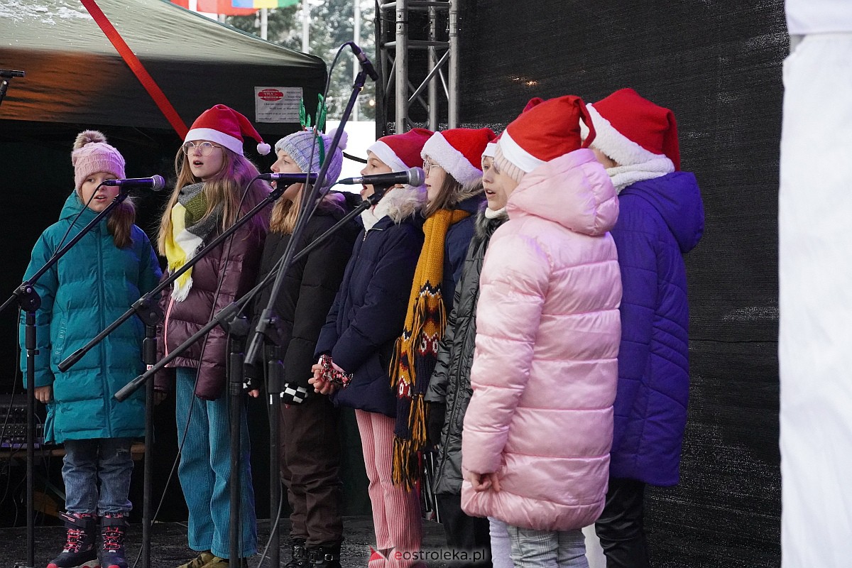 I Kurpiowski Jarmark Bożonarodzeniowy w Ostrołęce - występy uczniów ostrołęckich szkół [07.12.2023] - zdjęcie #61 - eOstroleka.pl