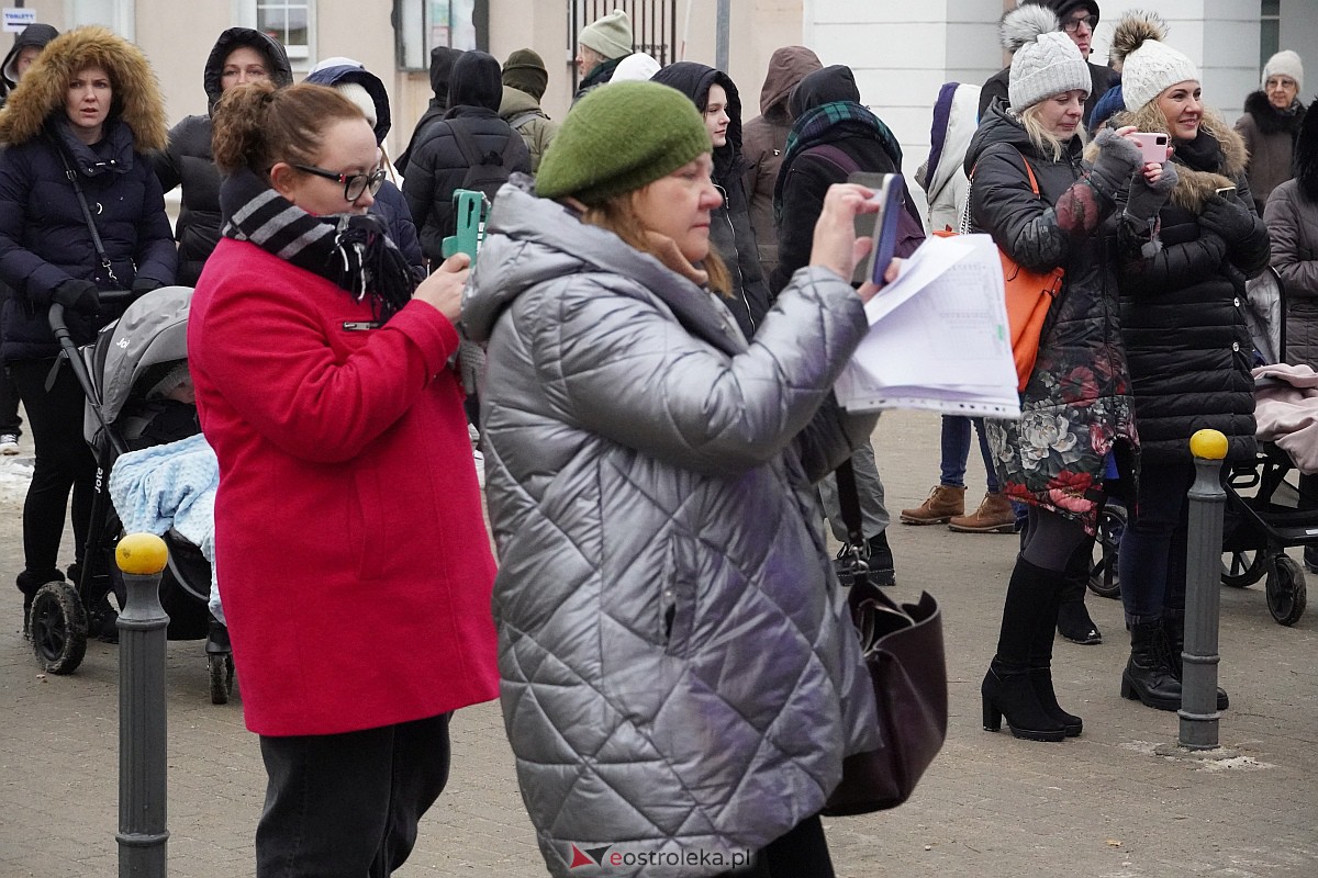 I Kurpiowski Jarmark Bożonarodzeniowy w Ostrołęce - występy uczniów ostrołęckich szkół [07.12.2023] - zdjęcie #58 - eOstroleka.pl