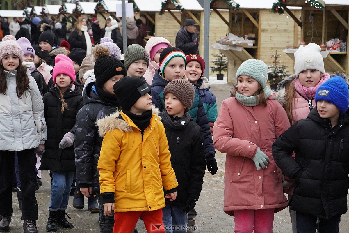 I Kurpiowski Jarmark Bożonarodzeniowy w Ostrołęce - występy uczniów ostrołęckich szkół [07.12.2023] - zdjęcie #51 - eOstroleka.pl