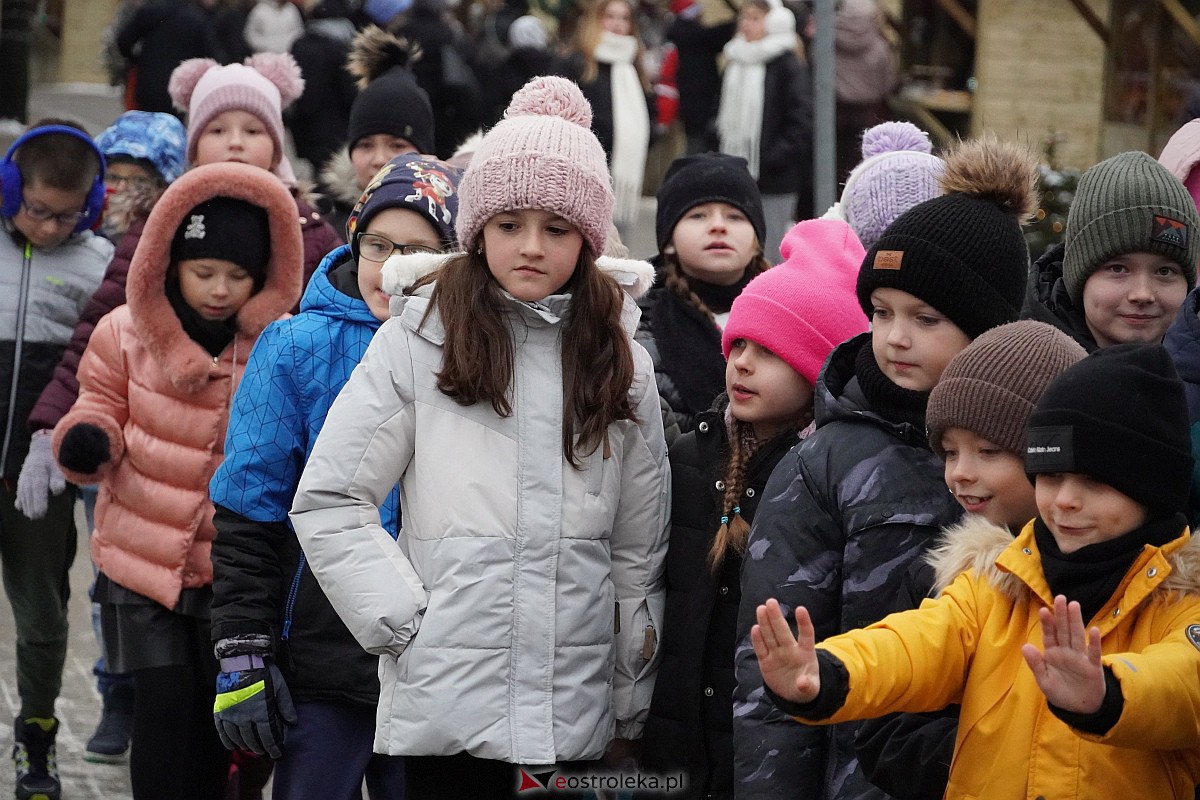 I Kurpiowski Jarmark Bożonarodzeniowy w Ostrołęce - występy uczniów ostrołęckich szkół [07.12.2023] - zdjęcie #49 - eOstroleka.pl