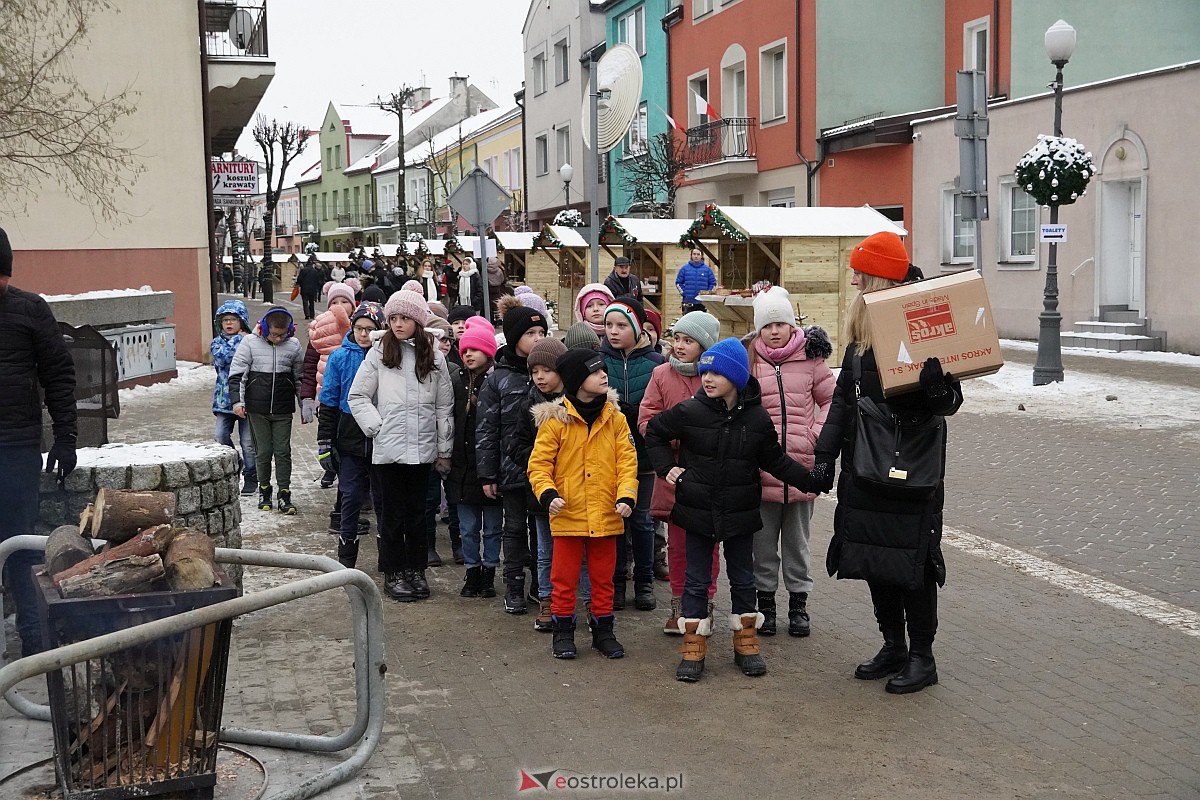 I Kurpiowski Jarmark Bożonarodzeniowy w Ostrołęce - występy uczniów ostrołęckich szkół [07.12.2023] - zdjęcie #48 - eOstroleka.pl