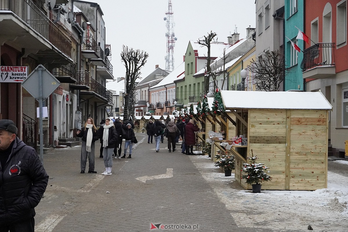 I Kurpiowski Jarmark Bożonarodzeniowy w Ostrołęce - występy uczniów ostrołęckich szkół [07.12.2023] - zdjęcie #47 - eOstroleka.pl