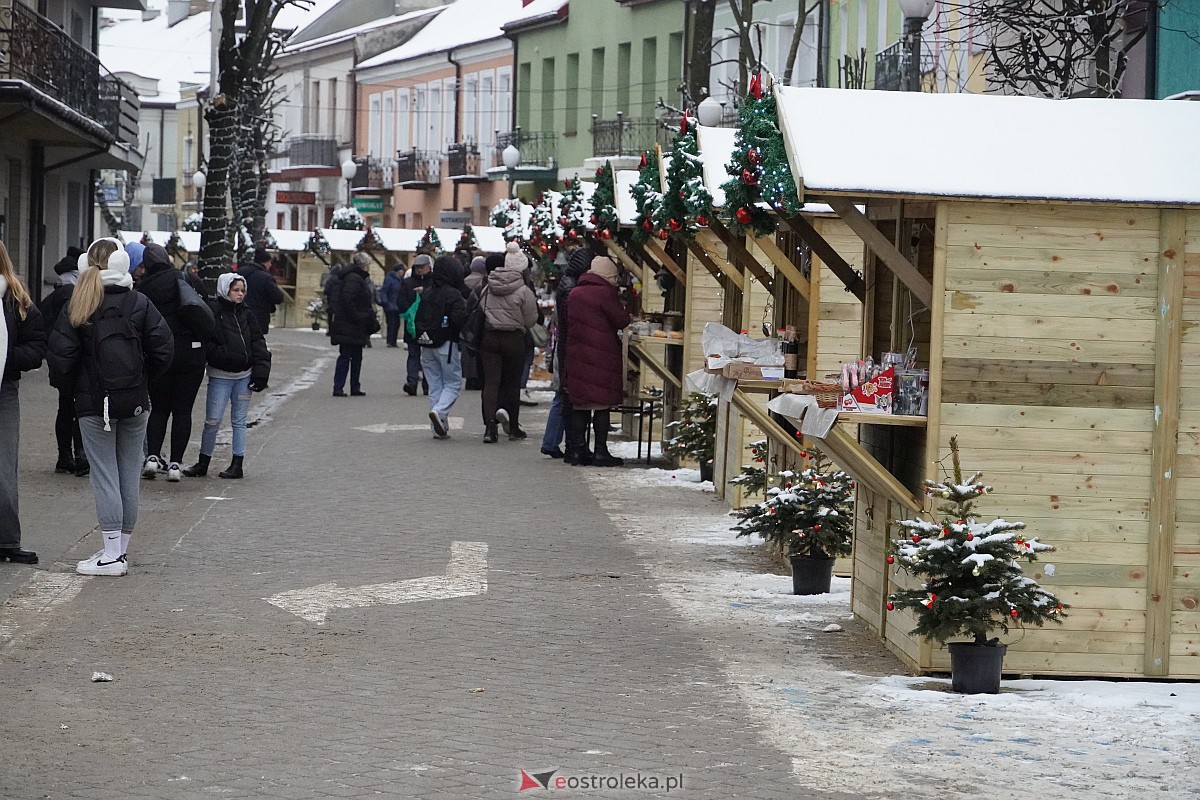 I Kurpiowski Jarmark Bożonarodzeniowy w Ostrołęce - występy uczniów ostrołęckich szkół [07.12.2023] - zdjęcie #46 - eOstroleka.pl