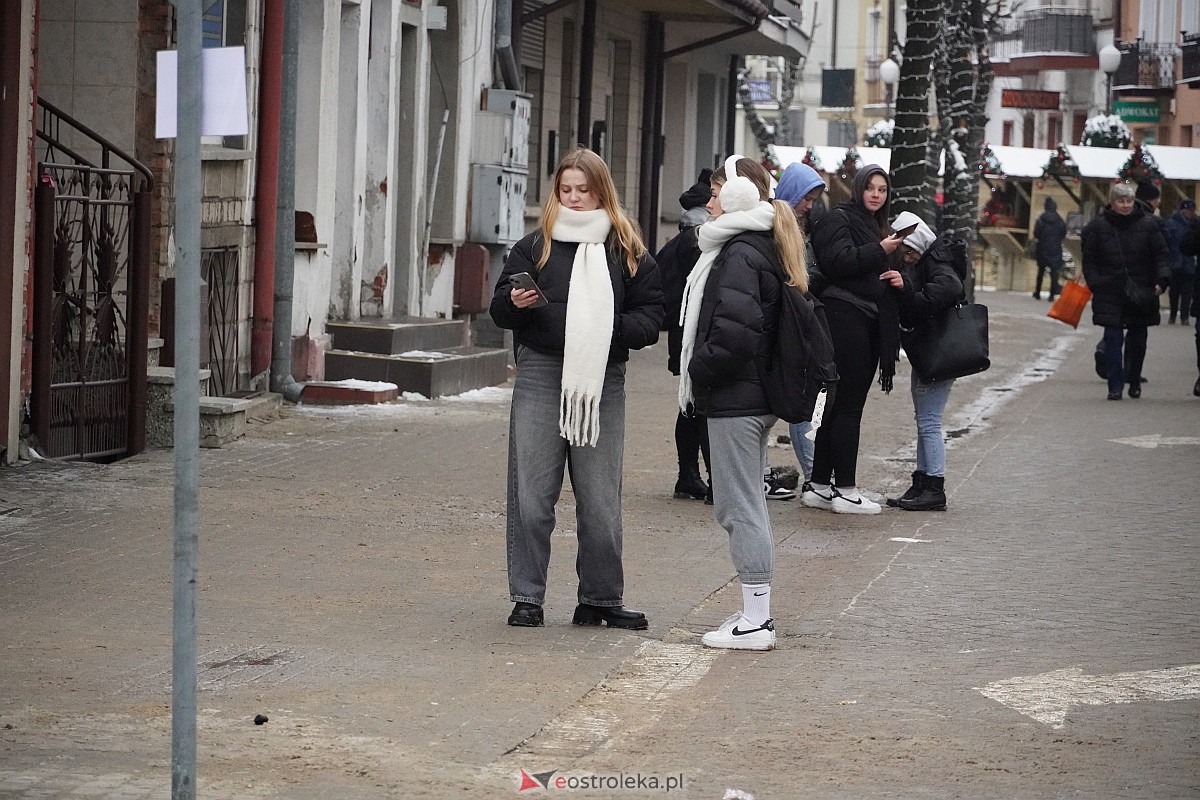 I Kurpiowski Jarmark Bożonarodzeniowy w Ostrołęce - występy uczniów ostrołęckich szkół [07.12.2023] - zdjęcie #45 - eOstroleka.pl