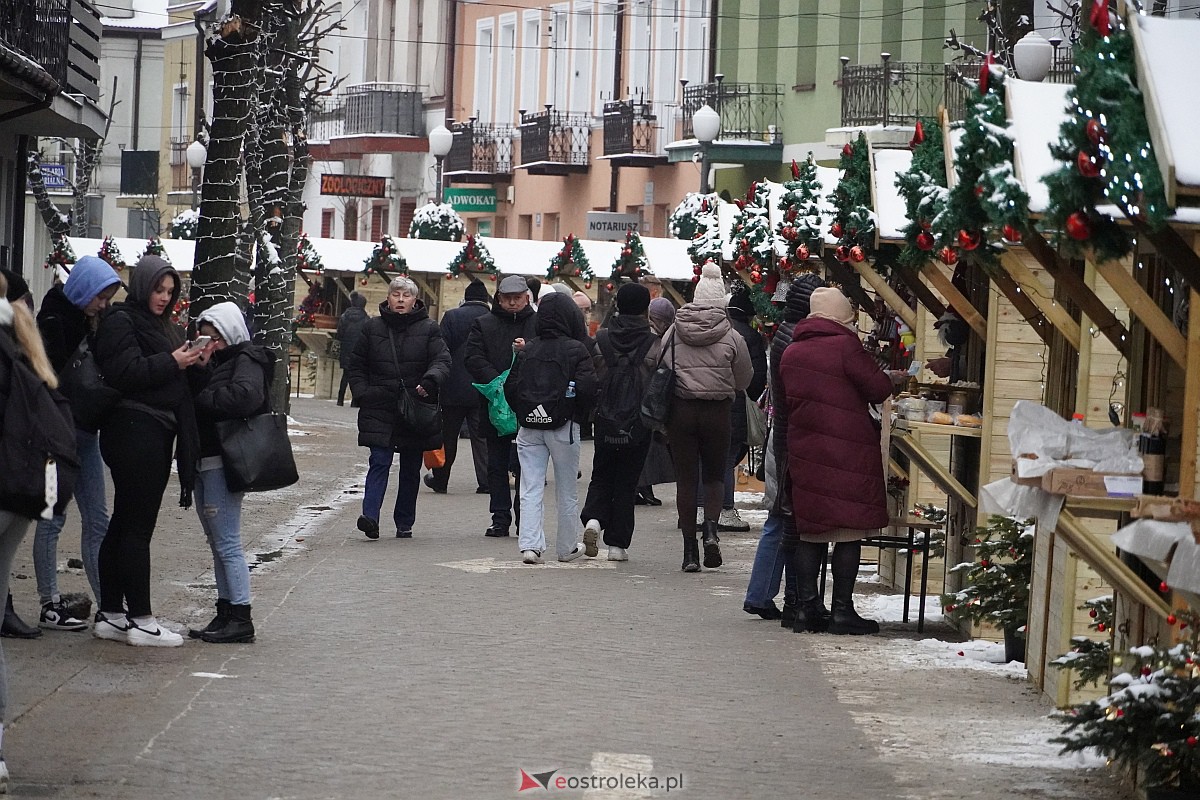 I Kurpiowski Jarmark Bożonarodzeniowy w Ostrołęce - występy uczniów ostrołęckich szkół [07.12.2023] - zdjęcie #44 - eOstroleka.pl