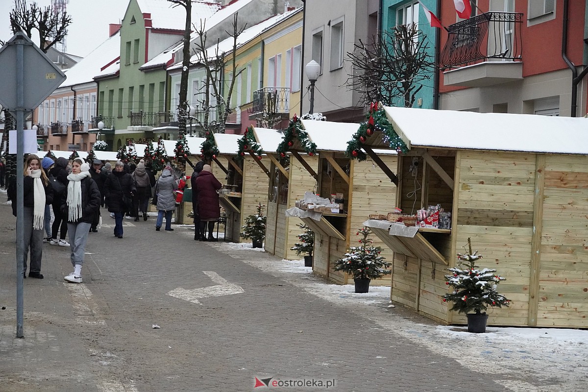 I Kurpiowski Jarmark Bożonarodzeniowy w Ostrołęce - występy uczniów ostrołęckich szkół [07.12.2023] - zdjęcie #42 - eOstroleka.pl