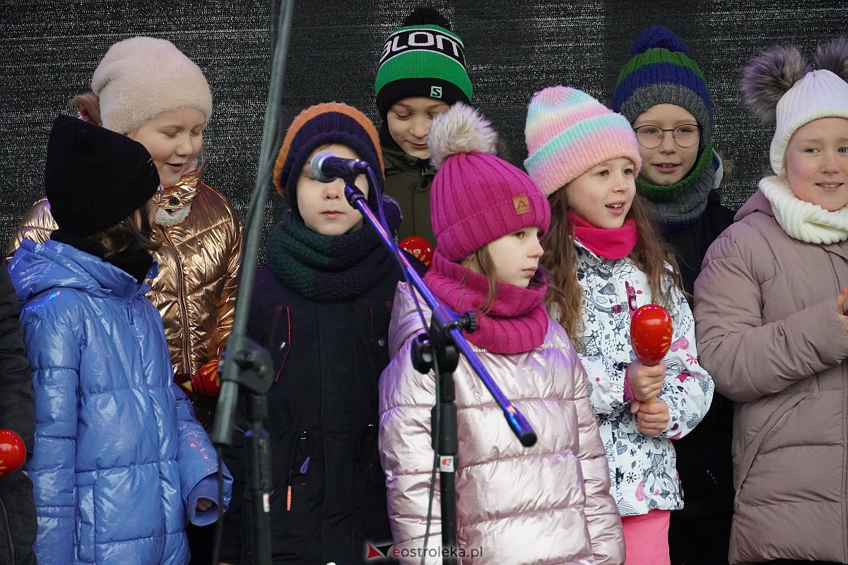 I Kurpiowski Jarmark Bożonarodzeniowy w Ostrołęce - występy uczniów ostrołęckich szkół [07.12.2023] - zdjęcie #40 - eOstroleka.pl
