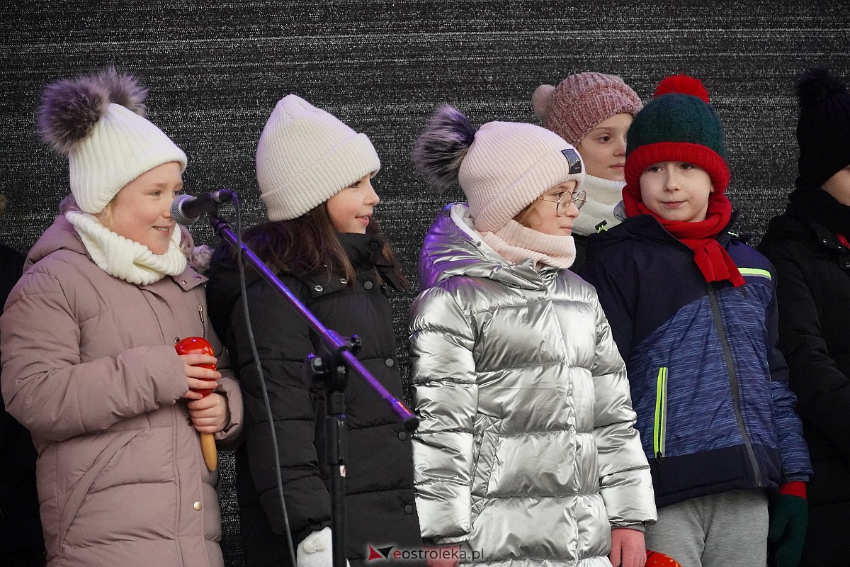 I Kurpiowski Jarmark Bożonarodzeniowy w Ostrołęce - występy uczniów ostrołęckich szkół [07.12.2023] - zdjęcie #39 - eOstroleka.pl