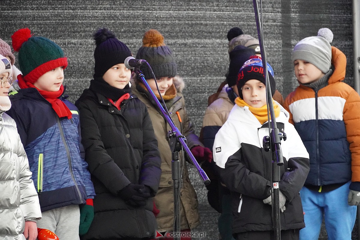 I Kurpiowski Jarmark Bożonarodzeniowy w Ostrołęce - występy uczniów ostrołęckich szkół [07.12.2023] - zdjęcie #38 - eOstroleka.pl