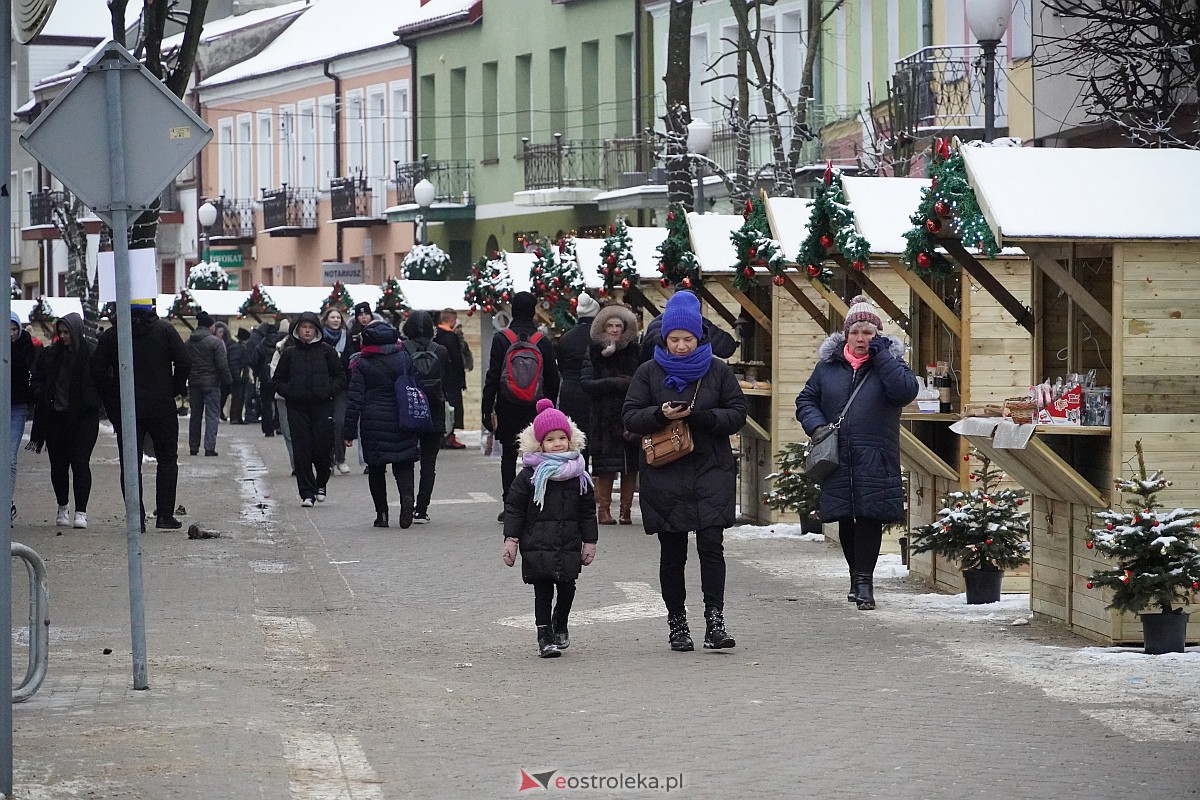 I Kurpiowski Jarmark Bożonarodzeniowy w Ostrołęce - występy uczniów ostrołęckich szkół [07.12.2023] - zdjęcie #37 - eOstroleka.pl