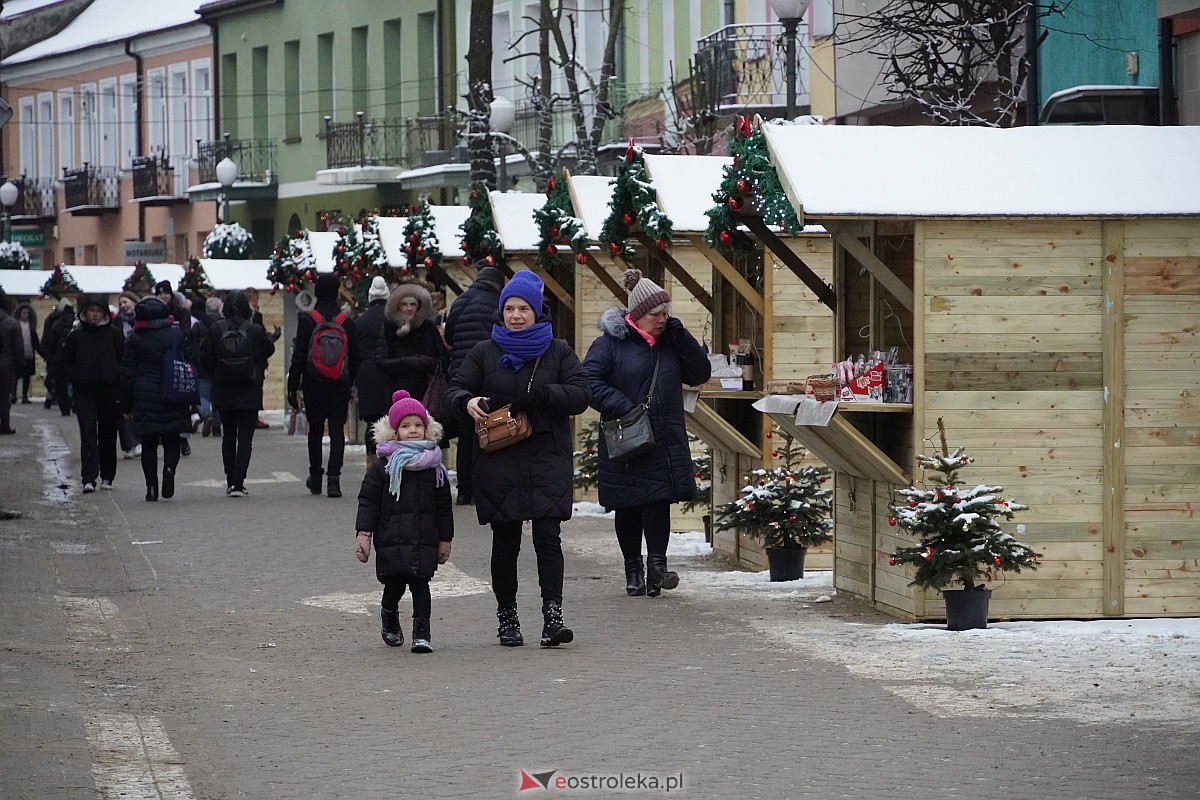I Kurpiowski Jarmark Bożonarodzeniowy w Ostrołęce - występy uczniów ostrołęckich szkół [07.12.2023] - zdjęcie #36 - eOstroleka.pl