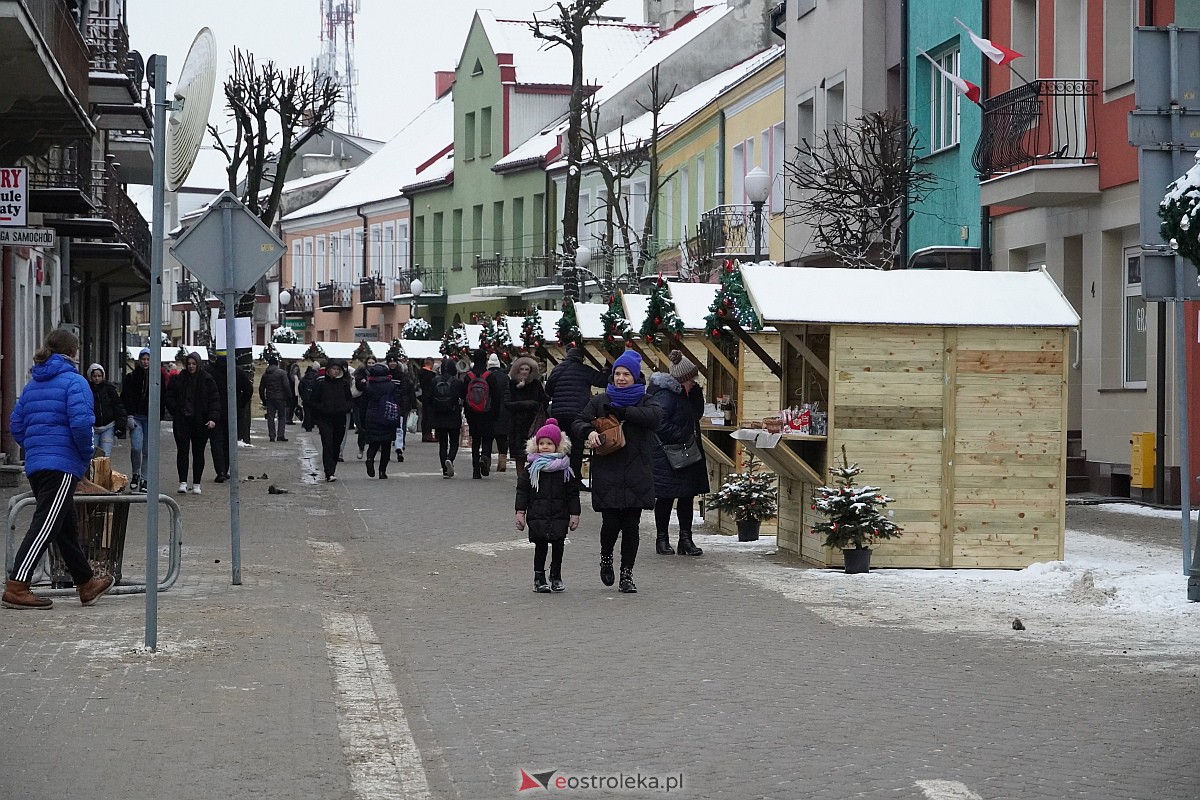 I Kurpiowski Jarmark Bożonarodzeniowy w Ostrołęce - występy uczniów ostrołęckich szkół [07.12.2023] - zdjęcie #35 - eOstroleka.pl