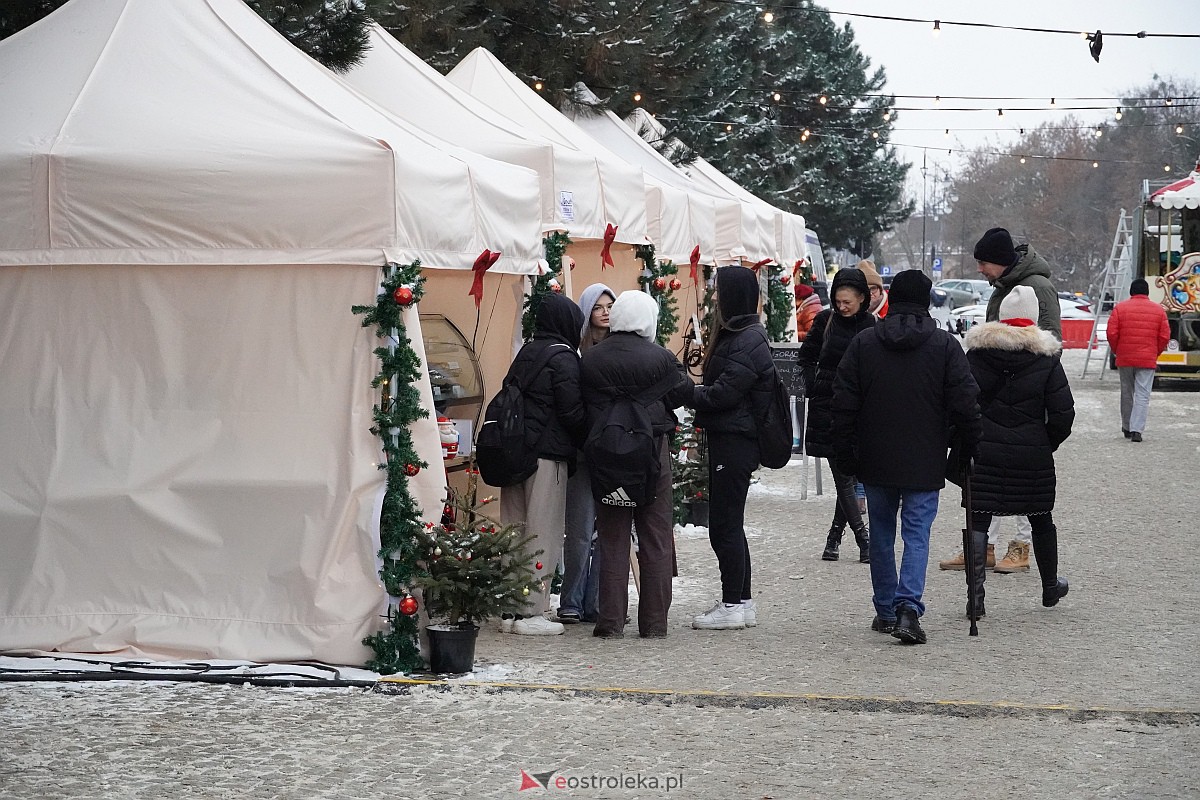 I Kurpiowski Jarmark Bożonarodzeniowy w Ostrołęce - występy uczniów ostrołęckich szkół [07.12.2023] - zdjęcie #34 - eOstroleka.pl