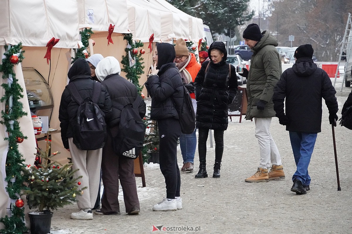 I Kurpiowski Jarmark Bożonarodzeniowy w Ostrołęce - występy uczniów ostrołęckich szkół [07.12.2023] - zdjęcie #33 - eOstroleka.pl