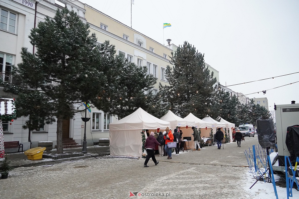 I Kurpiowski Jarmark Bożonarodzeniowy w Ostrołęce - występy uczniów ostrołęckich szkół [07.12.2023] - zdjęcie #32 - eOstroleka.pl