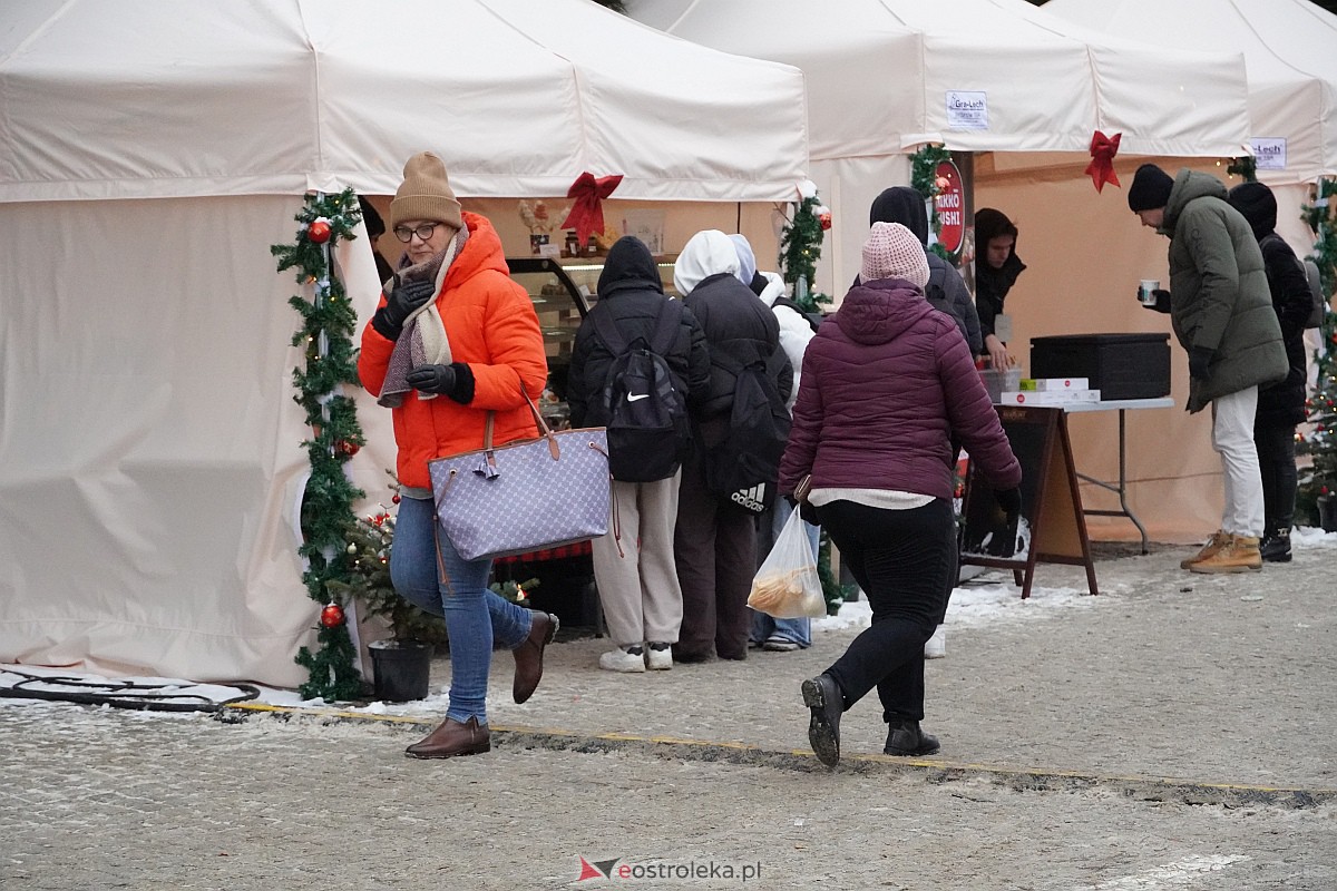 I Kurpiowski Jarmark Bożonarodzeniowy w Ostrołęce - występy uczniów ostrołęckich szkół [07.12.2023] - zdjęcie #31 - eOstroleka.pl