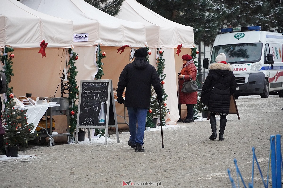 I Kurpiowski Jarmark Bożonarodzeniowy w Ostrołęce - występy uczniów ostrołęckich szkół [07.12.2023] - zdjęcie #30 - eOstroleka.pl